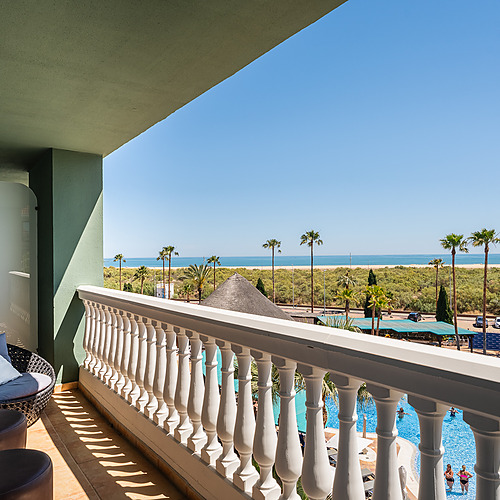 Hotelterrasse mit Meerblick und Pool, ideal für Smy: Corporativa Veranstaltungen.