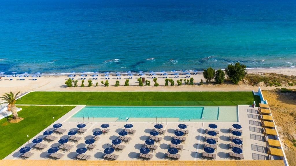 un parco acquatico per bambini con una nave pirata sullo sfondo