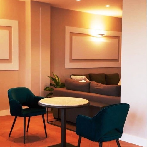 ein Wohnzimmer mit zwei Stühlen und einem Tisch