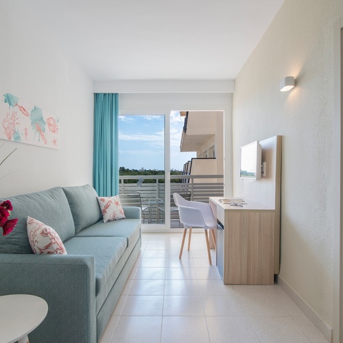 uma sala de estar com um sofá azul e uma mesa