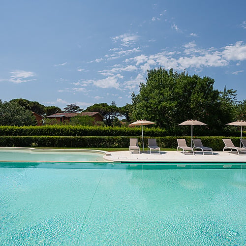 Piscine cristalline et chaises longues à l'ombre des parasols, parfait pour se détendre. Smy: Corporativa
