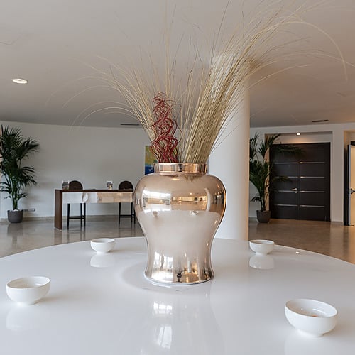Tableau central d'un hall d'hôtel avec vase et bols décoratifs Smy: Corporativa