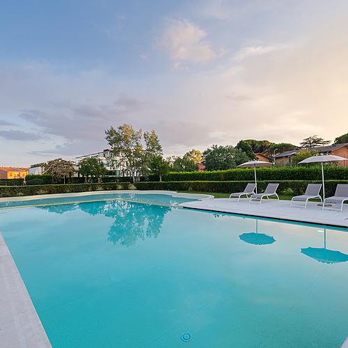 Piscine d'hôtel immaculée avec chaises longues et parasols, parfaite pour se détendre Smy: Corporativa.