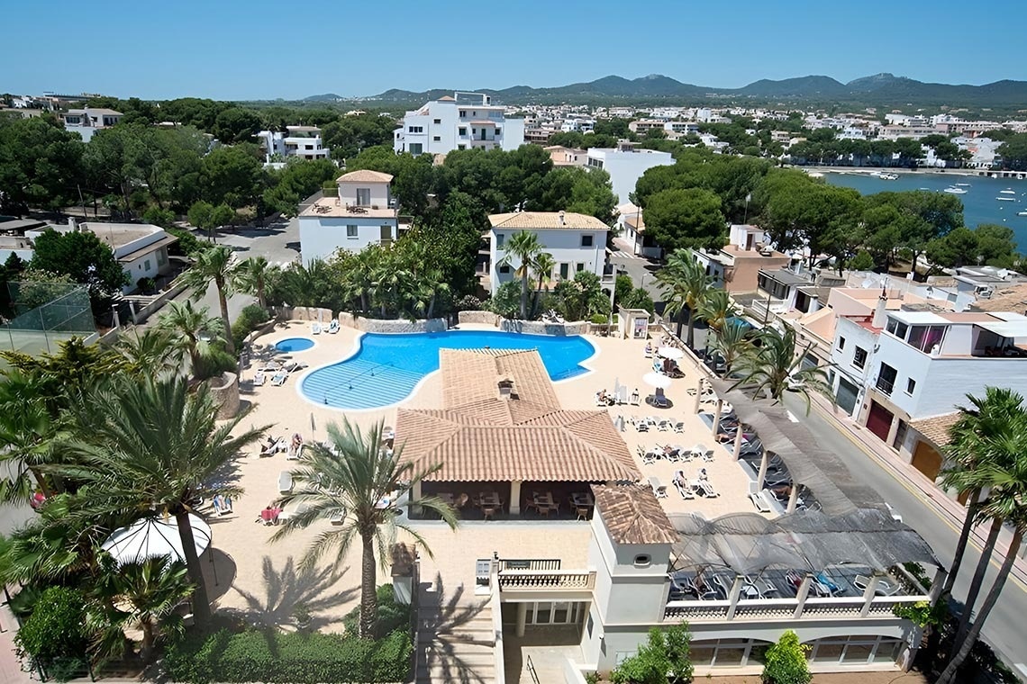 una bebida roja con una pajita en la playa