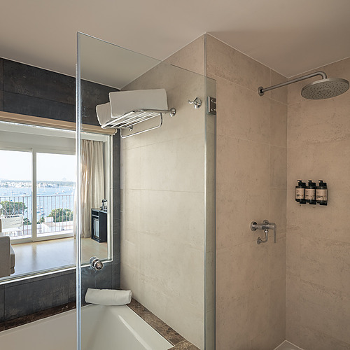 Double room with balcony and views. Smy: Corporate ideal stay.