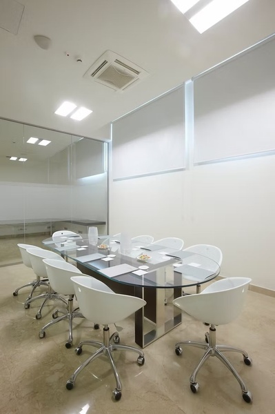 una sala de conferencias llena de mesas y sillas