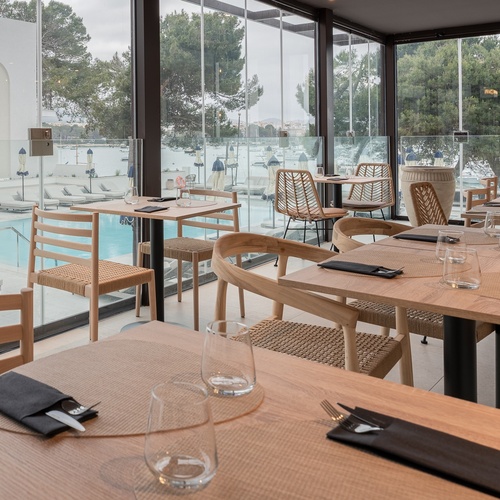 Sala de jantar Smy: Corporativa com vista para piscina e mar.