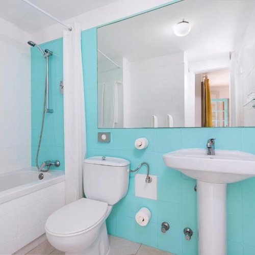 ein Badezimmer mit Toilette , Waschbecken und Badewanne