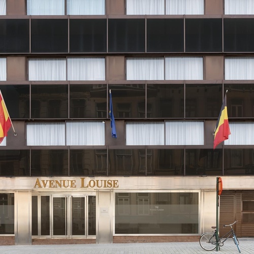 una bicicleta está estacionada frente al edificio avenue louise
