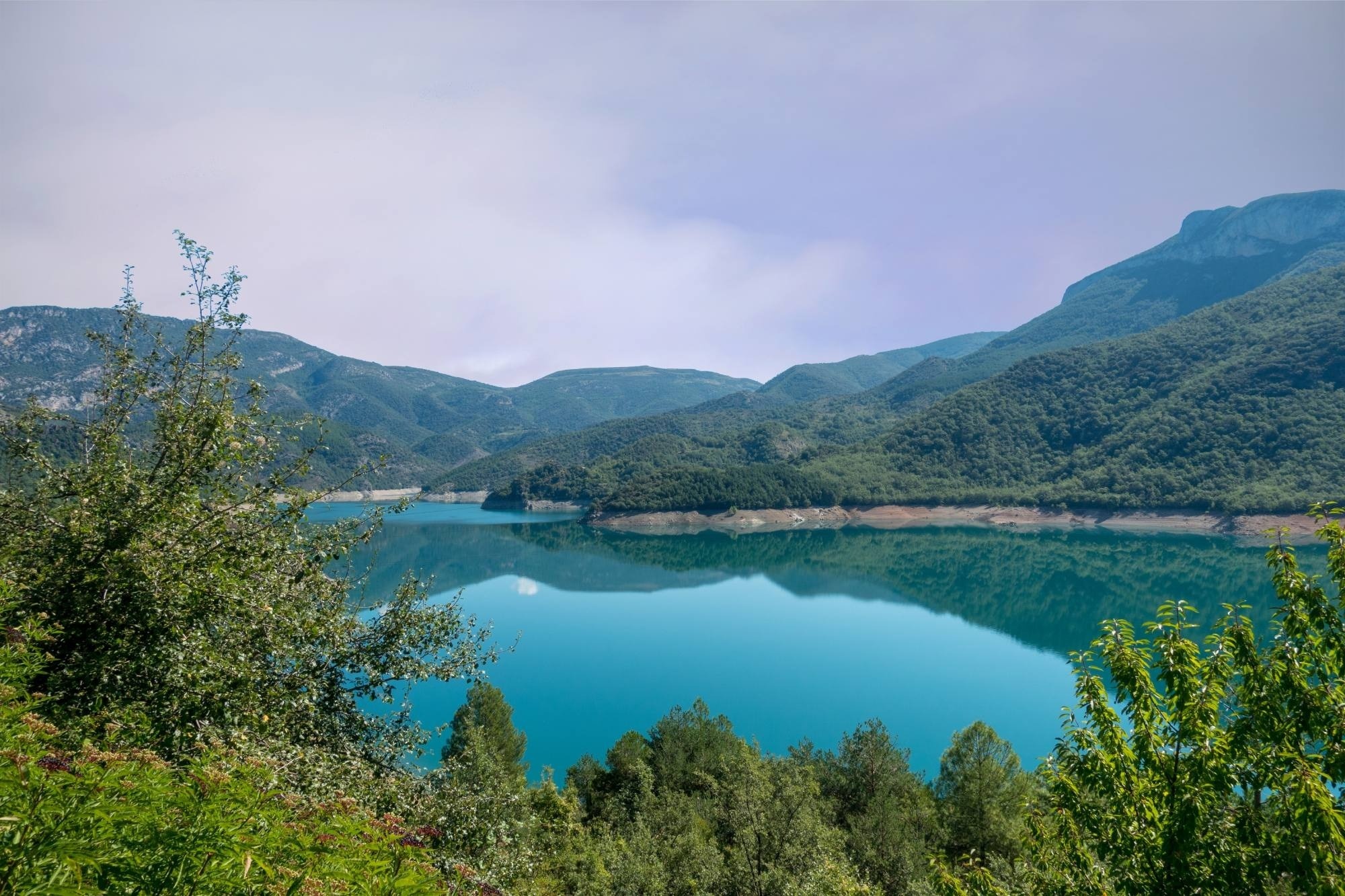 un parco acquatico per bambini con una nave pirata sullo sfondo