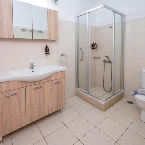 une salle de bain avec un lavabo et une toilette