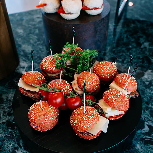 Smy: Corporativa : Mini-burgers savoureux, parfaits pour des événements d'hôtel.