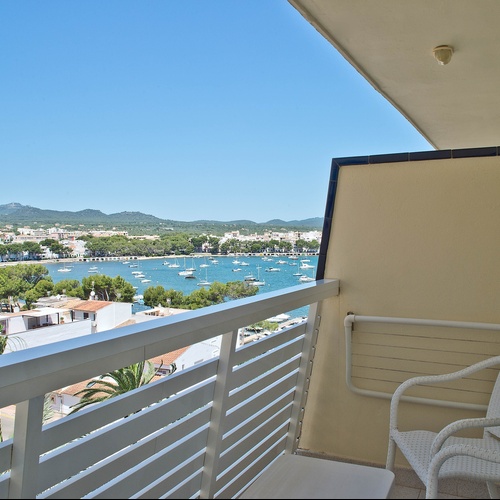 uma varanda com vista para o oceano e uma cidade