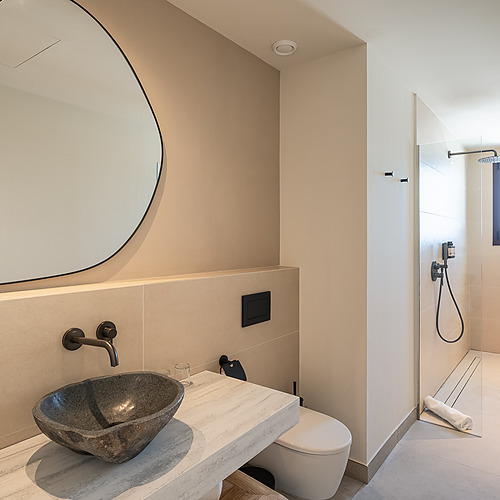 Hotel room with TV, mini-bar, and open closet. Smy: Corporativa.