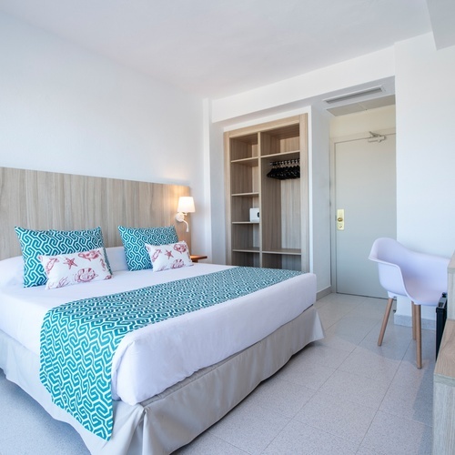 una habitación de hotel con una cama y una televisión