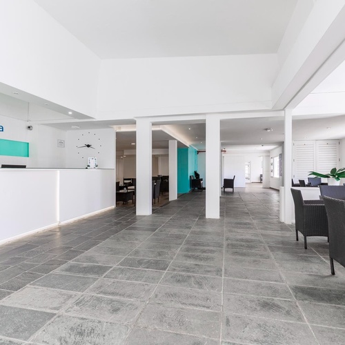 ein großer weißer Raum mit einem Smy-Logo darauf