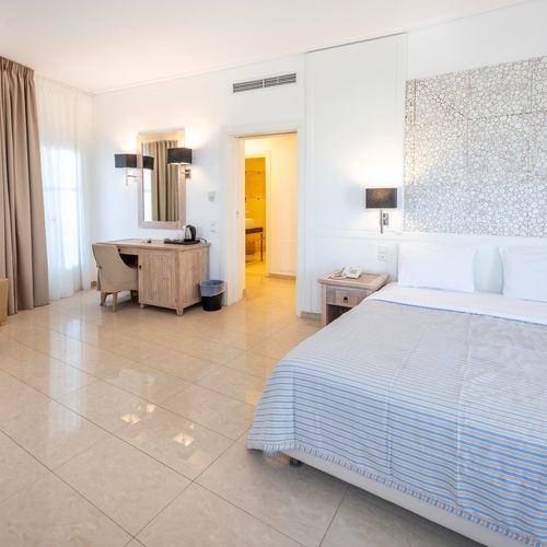 ein Hotelzimmer mit zwei Betten und einem Schreibtisch