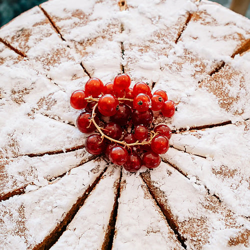 Tarte aux airelles saupoudrée de sucre glace, présentation clé Smy: Corporativa sur table.
