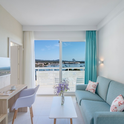 uma sala de estar com um sofá azul e uma mesa branca