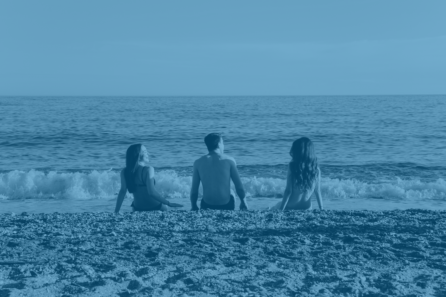 Coppia e amici godono della spiaggia. Smy: Vacanze in famiglia.