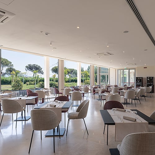 Restaurant de l'hôtel avec grandes baies vitrées et tables dressées, idéal pour un Smy: Corporativa.