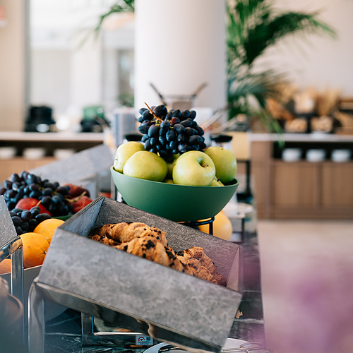 Buffet de petit-déjeuner de l'hôtel : fruits frais, croissants et pâtisseries. Idéal pour un Smy: Corporativa.