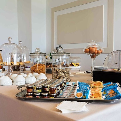 ein Buffettisch mit verschiedenen Lebensmitteln und Snacks darauf