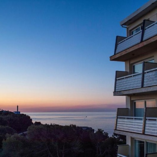 um prédio com muitas janelas e varandas com vista para o oceano