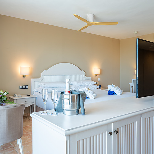 Helles Doppelzimmer mit TV und Smy: Corporativa. Perfekt für Geschäftsreisen.