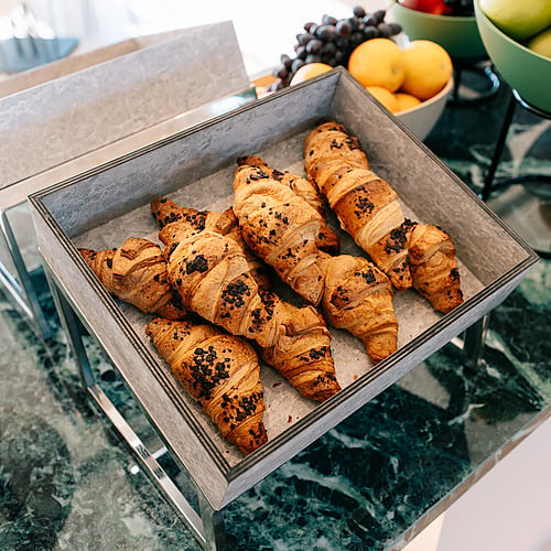 Croissants frais au chocolat servis dans un plateau au buffet de l'hôtel. Smy: Corporativa