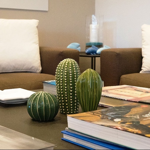 ein Couchtisch mit einem Stapel Büchern darauf und einem Buch namens dreams