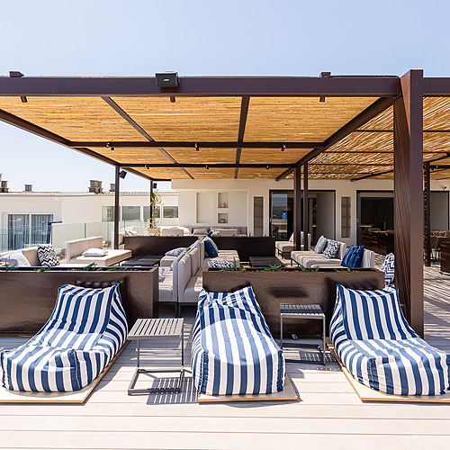 Luxury hotel terrace with infinity pool and sea views, perfect for Smy: Corporativa events.