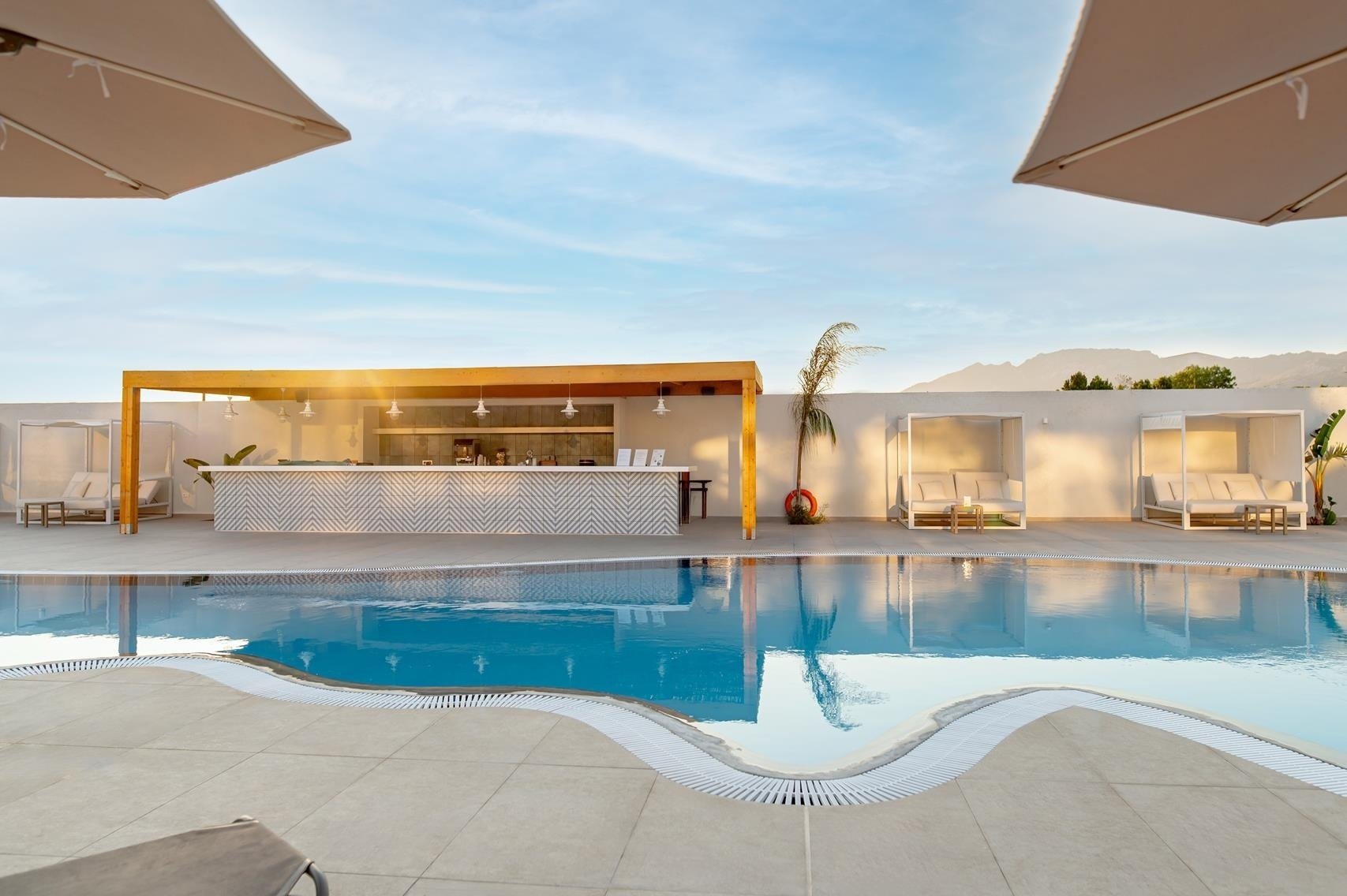 due bevande sono sedute su un tavolo di legno