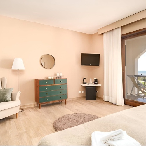 ein Hotelzimmer mit einem Bett und einem Stuhl