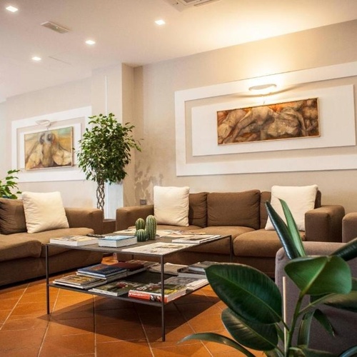 ein Wohnzimmer mit vielen Möbeln und einem Tisch mit Büchern darauf