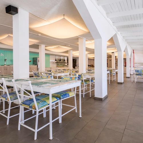 ein Restaurant mit vielen Tischen und Stühlen