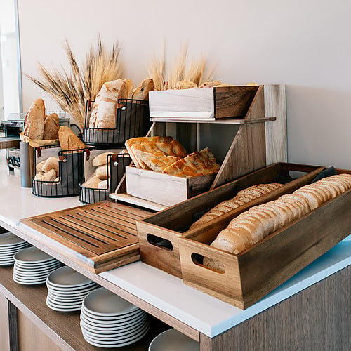 Buffet de pains variés et assiettes empilées, parfait pour votre petit-déjeuner Smy: Corporativa.