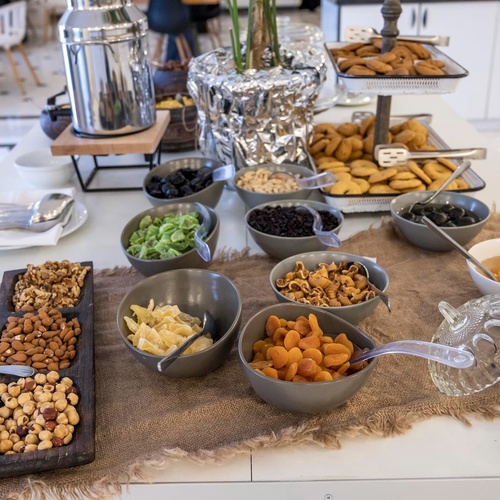 une table remplie de différents types de noix et de fruits secs