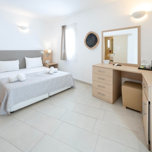 ein Hotelzimmer mit einem Bett und einem Fernseher