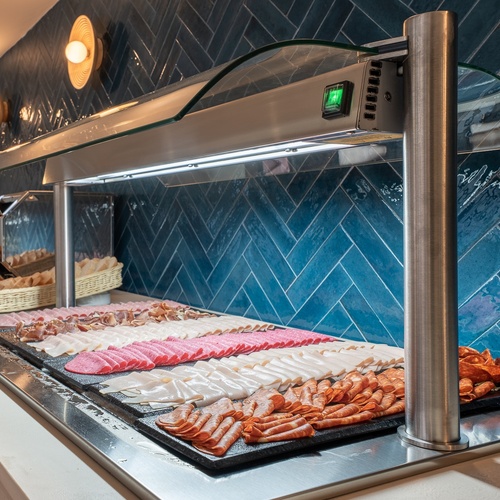 Buffet de hotel com frios variados, ideal para cafés da manhã Smy: Corporativa.