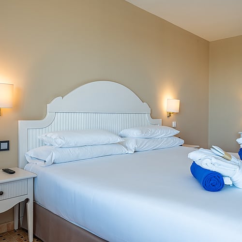Smy: Corporativa Hotelzimmer mit großem Bett, TV und Balkon Meerblick.