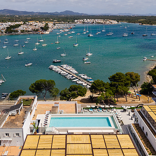 Luxury hotel terrace with infinity pool and sea views, perfect for Smy: Corporativa events.