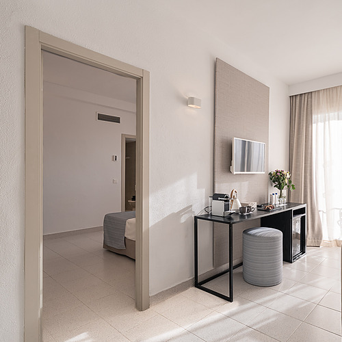 Balcony with sea views and Smy: Corporate. Perfect for your stay.