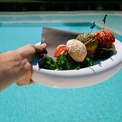 Mini-burgers colorés sur un plateau près de la piscine, parfaits pour Smy: Corporativa.