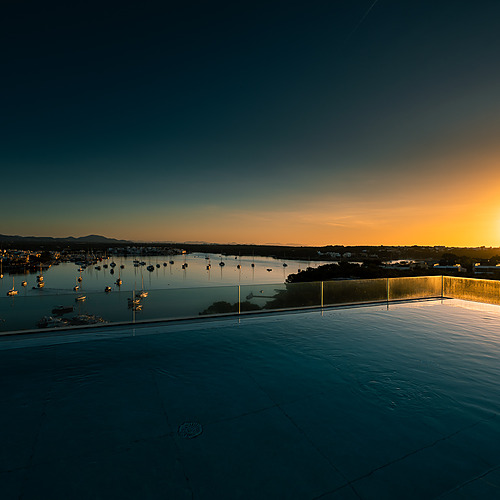 Luxury hotel terrace with infinity pool and sea views, perfect for Smy: Corporativa events.