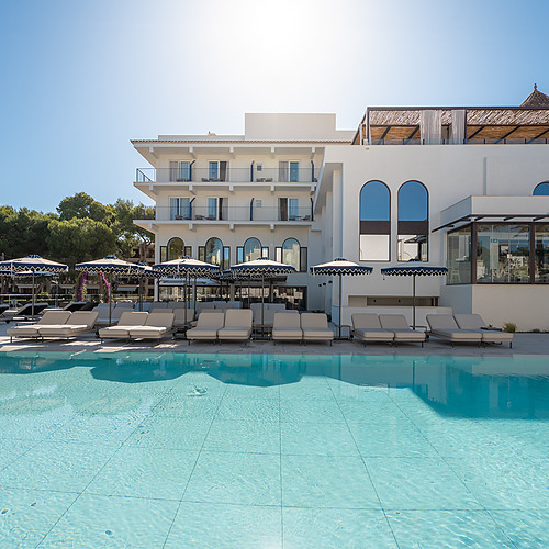 Smy Portocolom swimming pool, sun loungers and umbrellas. Smy: Corporate.
