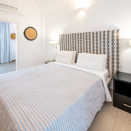 ein Schlafzimmer mit einem Bett und einem Nachttisch