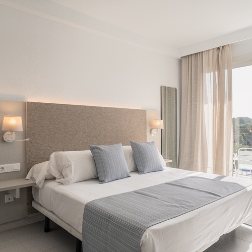 Quarto duplo com varanda e vista, perfeito para Smy: Corporativa.