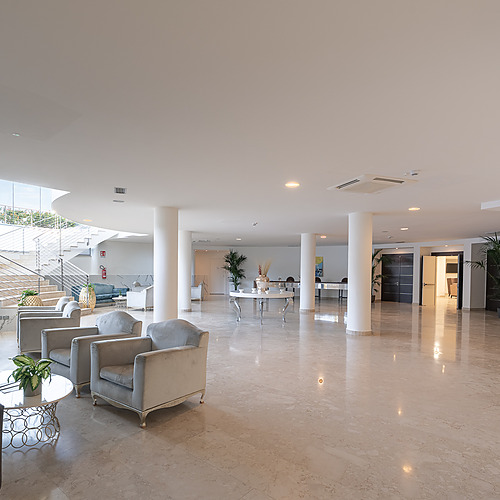 Lobby d'hôtel moderne avec escalier, salons confortables et ascenseurs, idéal pour votre séjour Smy: Corporativa.