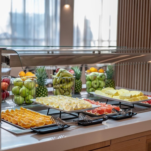 un buffet de frutas y verduras en un restaurante
